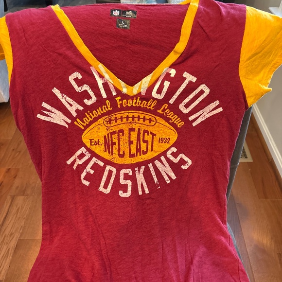 Women’s Washington Redskins Flea Flicker Distressed V neck Tee Shirt Large - Picture 1 of 5